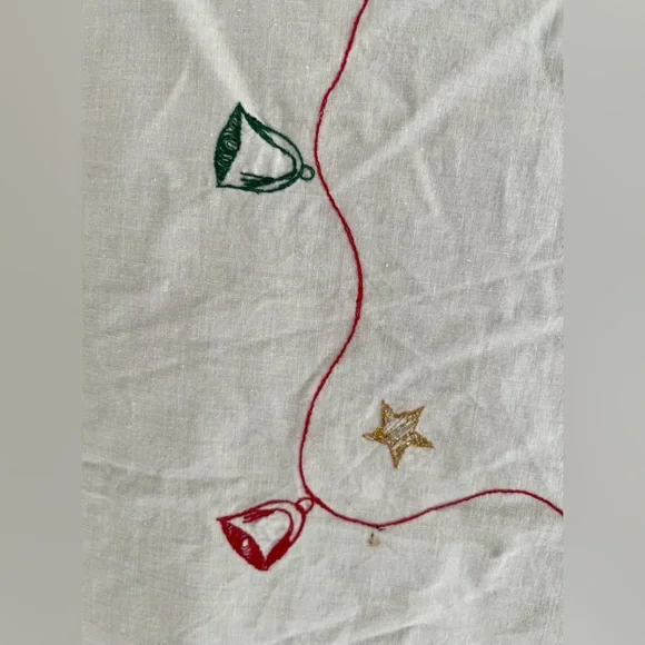 Vintage Embroidered Christmas Tablecloth with Matching Napkins. - Picture 8 of 11